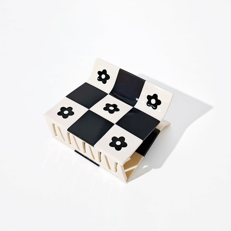 Daisy Patchwork Claw